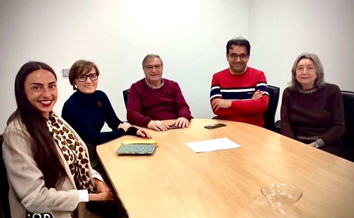 Cinco participantes sentados alrededor de una mesa durante el encuentro presencial del 26 de enero de 2026.